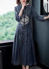 Vestido vaquero de algodón bordado, de corte entallado y manga larga, color azul marino y cuello alto